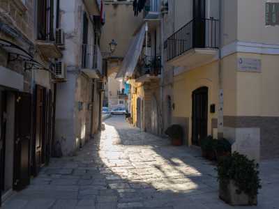Scendiamo dal loggiato e giriamo subito a destra in strada Santa Scolastica...
